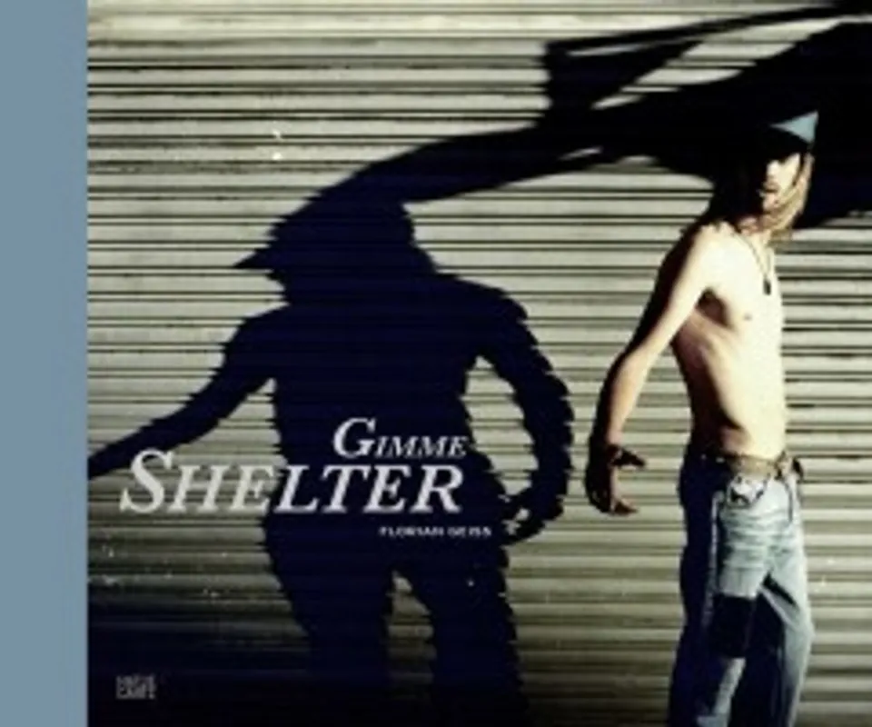 Uitverkoop Florian Geiss. Gimme Shelter. Yearning, vulnerability, self-image, and desire--all of this can be found in the densely atmospheric photographs of Florian Geiss (born 1969), which emanate a fascinating yet disturbing aura. In Gimme Shelter, the German photographer focuses on his protagonists' search for identity and individuality in the aspirational dream known as the American way of life. With their interplay of light and shadow, and minimal, yet succinct colors, these works unite formal elements of cinemat - Geiss, Florian