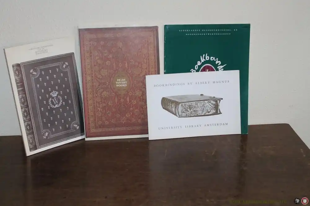 Speciale Aanbieding 4 uitgaven over boekbanden. Voor titels zie 'meer info'. - Diverse auteurs